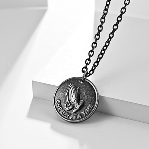 Collar Personalizado de Plata Antigua con Manos en Oración, Estilo Retro, para Hombres Hip Hop, Color Gris Plateado - Product Image 4