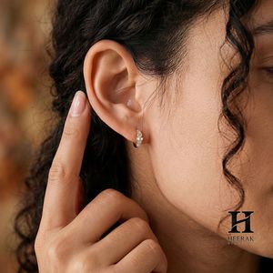 Delicados Pendientes Huggie con Racimo de Diamantes – Oro de 14k con Diamantes Certificados – Fabricación de Joyería Fina - Product Image 4