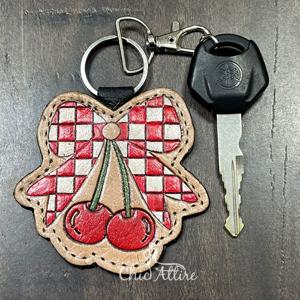 Nuevo Llavero Personalizado de Cuero Genuino con Diseño de Lazo de Cereza y Anillo Metálico, Hecho a Mano con Grabado Cuadriculado, para Unisex - Product Image 1