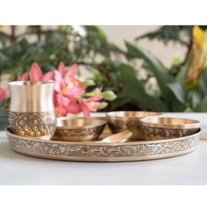 Ensemble minimaliste en bronze Kansa comprenant un thali rond, un petit plat, un bol profond, un verre, des tasses, une fourchette et un couteau, à prix de gros. - Product Image 4