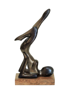 Sculpture de yoga artisanale en aluminium, figurine féminine abstraite moderne en position de Sarvangasana (épaules sur le sol), décoration artistique sur base en bois, 12 pouces - Product Image 5