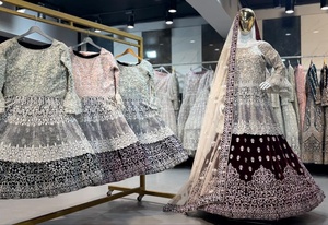 Lehenga Choli de Terciopelo Bordado Color Granate para Mujer con Dupatta de Red, Traje Tradicional de Boda de India y Pakistán, Largo hasta el Suelo, Corte Regular - Product Image 6