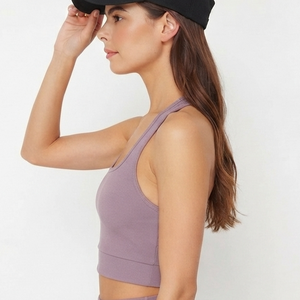 เสื้อชั้นในกีฬาผู้หญิงแบบ Racerback คอเหลี่ยม ระบายอากาศได้ดี รองรับปานกลาง พิมพ์ลายโลโก้ด้านหน้าด้วยเทคนิค Heat Transfer สำหรับออกกำลังกาย - Product Image 3