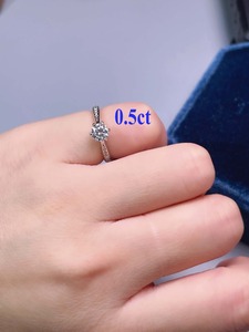 Anillo de compromiso de plata de ley 925 con diamante moissanita de 1 quilate, forma redonda, hermoso anillo de compromiso personalizado - Product Image 3