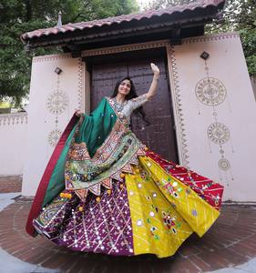 Conjunto de Lehenga Choli Tradicional de Muselina Estilo Gujarati con Estampado Digital Premium y Trabajo de Espejo para Mujer - Product Image 4