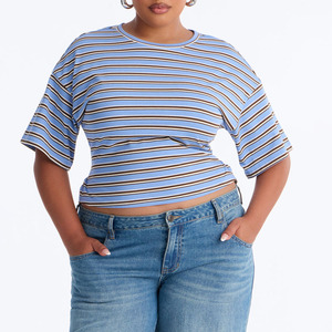 T-shirt court rayé pour femme de haute qualité, à manches courtes, col rond, coupe ajustée, tricoté, décontracté, d'été, rayures bleues et violettes, style baby top - Product Image 3