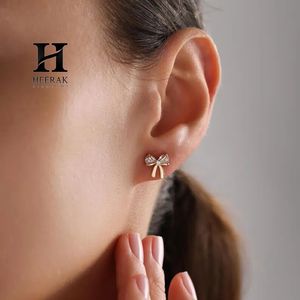Pendientes de Diseño de Lazo Premium, Elegantes Broches de Lazo Dorado, Joyería Moderna y Minimalista para Niñas y Mujeres - Product Image 3