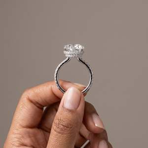 Bague de luxe en moissanite taille ovale plaquée or et argent pour femme avec bande pavée, bijoux de mariage et de fiançailles - Product Image 3