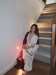 Salwar Kameez en soie blanche brodé avec dupatta rouge, robe de mariage traditionnelle indienne pakistanaise pour femmes, longueur au sol, boutique - Product Image 2