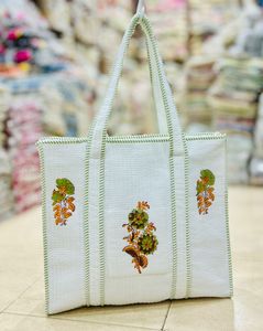 Bolso Tote de Algodón Acolchado Blanco, Bolso de Hombro Bordado con Parte Superior Abierta para Viajes, Compras, Playa y Uso Diario - Product Image 2