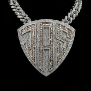 Pendentif Moissanite Personnalisé en Forme de Bouclier, Breloque Sertie de Pierres, Coupe Ronde Brillante, Plaqué Rhodium, Bijoux en Argent 925 - Product Image 1