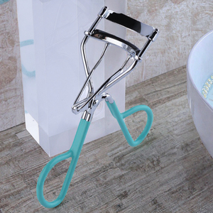 Recourbe-cils Premium pour femmes avec design incurvé de précision, coussinets en silicone doux, poignée confortable pour un effet naturel et rehaussé - Product Image 5