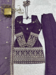 Ensemble tunique en soie brodée violette, pantalon pattes d'éléphant et dupatta assorti pour femme, idéal pour les soirées, les fêtes et les tenues de mariée. - Product Image 6