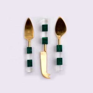 Juego de queso de acero inoxidable chapado en oro con mango de resina verde y transparente hecho a mano de estilo occidental para restaurante en casa - Product Image 1