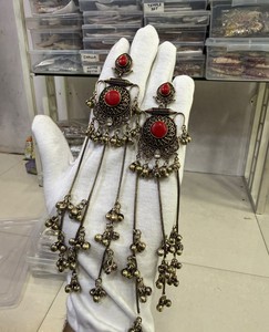 Boucles d'oreilles pendantes Ghungroo à pampilles, plaquées or antique, avec pierres rondes, style indien traditionnel, bijoux de grossiste - Product Image 3