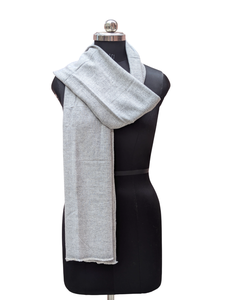 Elegante Estola Gris Lisa de Lana y Acrílico, Bufanda de Invierno Hecha a Mano para Mujer de 28x80 Pulgadas, Chal Cómodo de Fibra Suave para Dama - Product Image 2