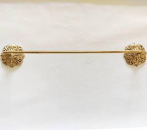 Porte-serviettes mural en laiton finition or pour salle de bain de luxe, idéal pour hôtels, maisons et salles de bain commerciales - Product Image 1