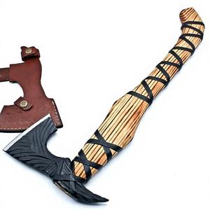 Hache viking à barbe faite à la main avec tête en acier carbone noir, manche en bois rayé, fourreau en cuir, design nordique, pour le camping en plein air - Product Image 1