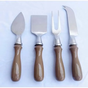 Elaborado con acero pulido y madera, este juego de cuchillos para queso aporta una sofisticación atemporal a cualquier mesa. - Product Image 2