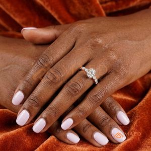 Bague de fiançailles en diamant taille ovale avec sangle en diamant à griffes partagées – Bague de mariage en or jaune 14 carats - Product Image 4