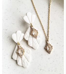 Boucles d'oreilles de luxe en résine de couleur personnalisée de haute qualité, brillantes et polies, fabriquées à la main pour femmes d'Inde - Product Image 3