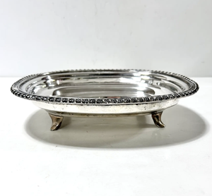 Bandeja Redonda de Acero Inoxidable de Lujo con Borde Decorativo, Bandeja de Servicio Premium para una Presentación Elegante de la Mesa - Product Image 3
