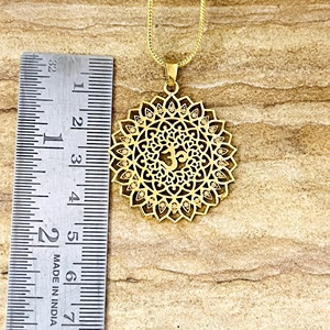 Pendentif Om Bohème Préféré du Marché, Bijoux Spirituels en Laiton pour Femme, Plaqué Or 18 carats, Charme Mandala Sacré en Filigrane, Vente en Gros OEM ODM - Product Image 6