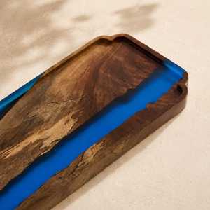Plateau de service artisanal en résine bleu océan et bois d'acacia naturel avec poignées en laiton design pour une touche d'élégance - Product Image 2