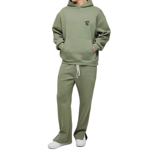 Ensemble de survêtement confortable pour homme avec un design tendance et une coupe extensible, parfait pour se détendre toute la journée - Product Image 1