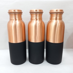 Botella de agua tradicional de cobre diseñada para almacenar agua, que promueve una vida saludable para el hogar, la oficina, el gimnasio y el viaje. - Product Image 1