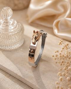 Bracelet manchette en argent 925 plaqué or rose avec breloque tête de cheval et incrustation de zircon, idéal pour un cadeau de fête - Product Image 4