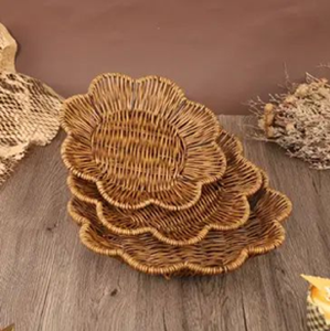 Sous-verre en rotin naturel tressé en forme de fleur, disponible à prix de gros. - Product Image 1