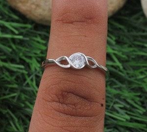 Anillo de Boda Solitario Minimalista Bohemio Clásico Hecho a Mano con Engaste de Plata de Ley 925 y Circonita Cúbica Brillante Certificada - Product Image 3