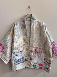 Veste courte Kantha style japonais en patchwork de soie indienne vintage matelassée - Product Image 2