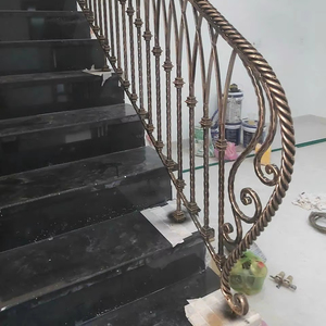 Balustrade et rampe d'escalier en fer forgé artisanal avec un design à motifs détaillés, alliant solidité et esthétique - Product Image 1