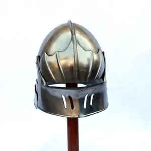 Caschi gotico con visiera profonda in acciaio da guerra medievale con protezione per la testa in pelle all'interno