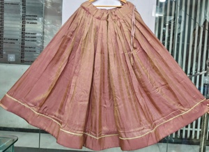 Lehenga Premium de Seda Lisa con Borde Dorado, Listo para Usar, Estilo Flare, Ropa Étnica Navratri para Mujer - Product Image 3