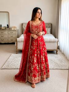 ชุดเดรส Anarkali ผ้าโพลีเอสเตอร์ปักลายสีแดง พร้อมผ้าคลุมไหล่แบบตาข่าย ยาวคลุมเท้า เหมาะสำหรับงานปาร์ตี้ ฤดูใบไม้ร่วงและฤดูหนาว สำหรับผู้หญิง - Product Image 1