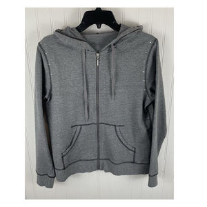 ผู้ผลิตเสื้อฮู้ดดี้แบบมีหมุดย้ำสั่งทำพิเศษ ผู้จัดจำหน่าย OEM เสื้อฮู้ดดี้ผ้าฟลีซหนานุ่มพร้อมดีไซน์หมุดย้ำ เหมาะสำหรับแบรนด์สตรีทแวร์และการสั่งซื้อจำนวนมาก - Product Image 1