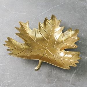 Plateau décoratif en métal en forme de feuille d'or, fait main, style glamour, motif végétal, vaisselle et assiettes - Product Image 3