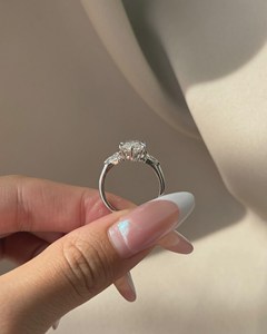Anillo de tres piedras con diamante cultivado en laboratorio de corte marquesa de 3 CT – Anillo marquesa con certificación IGI E VVS2 y piedras laterales de corte cometa - Product Image 5
