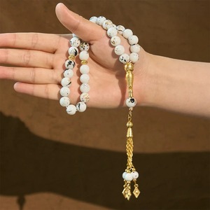 Perles de prière en résine faites à la main, blanches avec des taches noires, accent doré, usage religieux islamique, forme ronde, tasbih en résine artisanale - Product Image 2