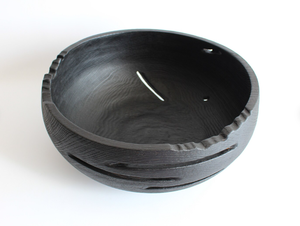 Moderna Bandeja de Entrada Minimalista de Madera Negra Quemada con Detalle Tallado a Mano y Ranuras, Adorno de Mesa de Lujo Resistente al Calor - Product Image 1