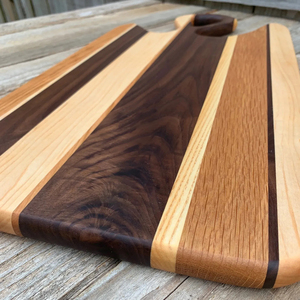 Planche à découper en bois saisissante avec un design rayé multi-tons, fabriquée à partir de diverses bois dures, dotée d'une poignée inclinée - Product Image 6