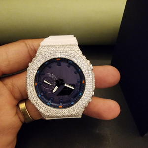 Montre analogique de luxe à cadran rond avec diamants Moissanite et design semi-serti, bracelet en caoutchouc de RoyalJEWELLS - Product Image 3