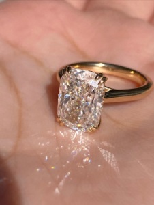 Anillo de compromiso solitario con halo oculto y corte alargado de 3 quilates – Certificado IGI - Product Image 4