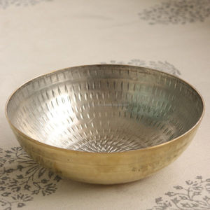 Bol de service unique en laiton martelé pour les arrangements d'événements culturels, le service de nourriture traditionnelle et la décoration de mariage indien - Product Image 4
