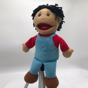 Marioneta de peluche suave personalizada con pelo negro, camisa amarilla y zapatos rojos para niñas de 3 años en adelante. - Product Image 3