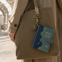 LABON Carnet de notes A7 personnalisé « Brave Little Steps » avec porte-clés, couverture en PU vert marine, boussole dorée, journal de voyage, cadeau de poche OEM