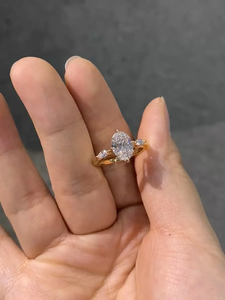 แหวนหมั้นเพชรทรงรีทองคำ 14K ดีไซน์คลาสสิก พร้อมเพชรข้างเพาะเลี้ยงในห้องปฏิบัติการ รับรองโดย IGI - Product Image 1